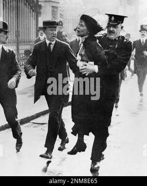 Emmeline Pankhurst, chef du mouvement des femmes victimes, est arrêtée à l'extérieur de Buckingham Palace tout en essayant de présenter une pétition au roi. Banque D'Images