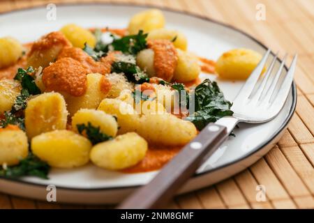 Gnocchi à la sauce paprika rôtie et kale Banque D'Images