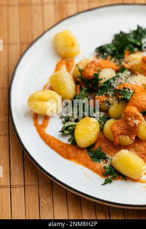 Gnocchi à la sauce paprika rôtie et kale Banque D'Images