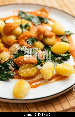 Gnocchi à la sauce paprika rôtie et kale Banque D'Images