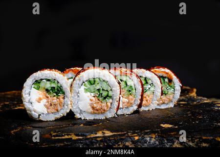 Cette photo appétissante présente un rouleau de sushi qui est sûr de faire votre bouche eau. Le rouleau est fait par des experts et contient des ingrédients frais, y compris Banque D'Images