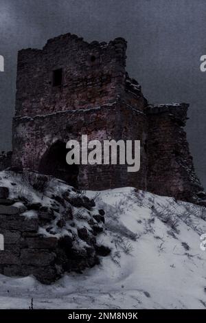 Forteresse de Kremenets sous la neige dans des nuages spectaculaires et traité dans le style d'un jeu d'ordinateur Banque D'Images