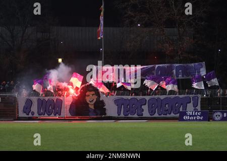 Fans de tennis Borussia Berlin pendant le match entre tennis Borussia Berlin vs Viktoria Berlin, Regionalliga Nordost (Regional League Nordeast), Round 22, Berlin, Allemagne, 24, Février 2023. Fabián de Ciria. Credit: Fabideciria / Alamy Live News Banque D'Images