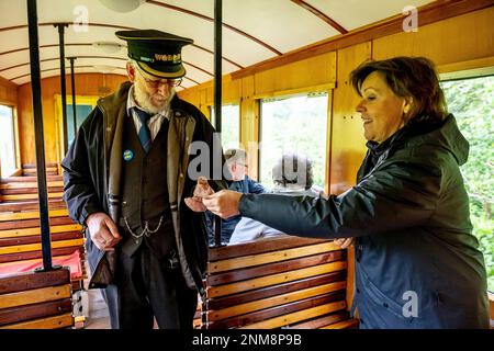 Inspecteur et voyageur, Llanfair et Welshpool Steam Railway, au Pays de Galles Banque D'Images