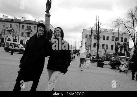 Brest, Bélarus - 18 février 2023: Photographie urbaine. Photo en noir et blanc. Les filles sourient Banque D'Images