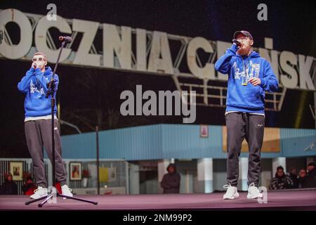 Gdansk, Pologne. 24th févr. 2023. Skofka (Volodymyr Volodymyrovych Samoliuk), l'artiste hip-hop ukrainien le plus connu, se produit en direct lors de la réunion anniversaire de l'attaque russe contre l'Ukraine à Plac Solidarnosci lors du rassemblement européen de solidarité avec l'Ukraine le 24 février 2023 à Gdansk, Pologne le travail engagé de Skofka en fait un porte-parole de sa nation, et sa musique a des millions de vues sur Internet et accompagne les Ukrainiens dans le combat. (Photo de Michal Fludra/NurPhoto) Credit: NurPhoto SRL/Alay Live News Banque D'Images