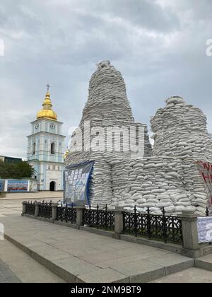 Place près du Monastère Golden-Domed de St Michael et monument à la princesse Olha à Kiev, Ukraine le monument à la princesse Olha est protégé de sacs de sable. KY Banque D'Images