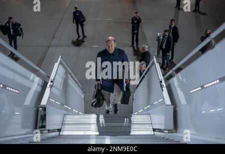 24 février 2023, Brandebourg, Schönefeld: Le chancelier allemand OLAF Scholz (SPD) monte à bord d'un avion de l'armée de l'air pour se rendre en Inde. Dans la capitale New Delhi, Scholz rencontrera le Premier ministre Modi. Le dimanche, le voyage se poursuit dans la métropole économique du sud de l'Inde, Bengaluru. Photo: Michael Kappeller/dpa crédit: dpa Picture Alliance/Alay Live News Banque D'Images
