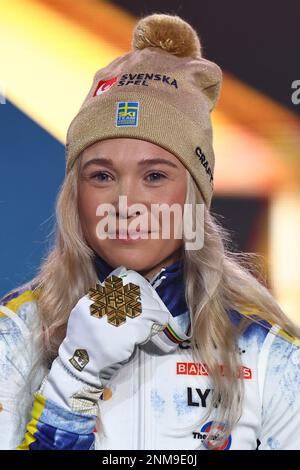 Kranjska Gora, Slovénie. 24th févr. 2023. Ski nordique: Championnats du monde, ski de fond - sprint classique, femmes, cérémonie de remise des prix. Jonna Sundling, de Suède, applaudit avec sa médaille d'or. Credit: Daniel Karmann/dpa/Alay Live News Banque D'Images