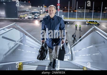 24 février 2023, Brandebourg, Schönefeld: Le chancelier allemand OLAF Scholz (SPD) monte à bord d'un avion de l'armée de l'air pour se rendre en Inde. Dans la capitale New Delhi, Scholz rencontrera le Premier ministre Modi. Le dimanche, le voyage se poursuit dans la métropole économique du sud de l'Inde, Bengaluru. Photo: Michael Kappeller/dpa crédit: dpa Picture Alliance/Alay Live News Banque D'Images