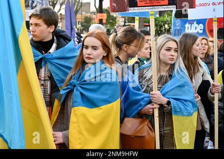 Londres, Royaume-Uni. Service œcuménique 'Heartfaged mais Unfaged' en souvenir du premier anniversaire de l'invasion russe de l'Ukraine. Statue de Saint-Volodymyr, Holland Park. Crédit : michael melia/Alay Live News Banque D'Images