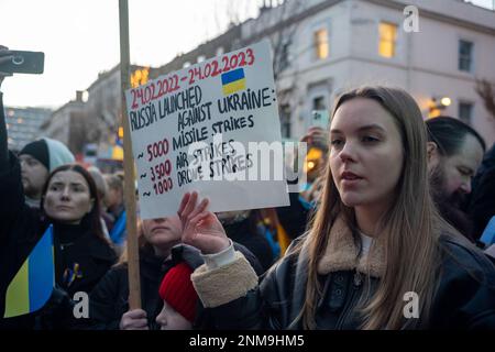 Londres, Royaume-Uni. 24 FÉVR. 2023. Lors du premier anniversaire de la guerre russe à grande échelle contre l’Ukraine, des milliers de manifestants se sont joints à une veillée aux chandelles devant l’ambassade russe à Londres. Aubrey Fagon/Alamy Live News Banque D'Images