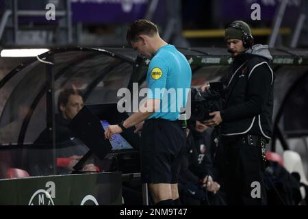 ROTTERDAM - l'arbitre Joey Kooij donne des vues pendant le match néerlandais Eredivisie entre Sparta Rotterdam et le FC Utrecht à Sparta Stadion Het Kasteel sur 24 février 2023 à Rotterdam, pays-Bas. ANP JEROEN PUTMANS crédit: ANP/Alay Live News Banque D'Images