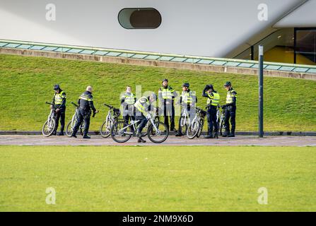 Amsterdam, pays-Bas, 24.02.2023, Groupe de policiers néerlandais sur les bicyclettes à Amsterdam Banque D'Images