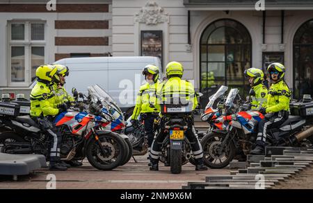 Amsterdam, pays-Bas, 24.02.2023 ans, policiers hollandais en motocycles dans la rue Banque D'Images