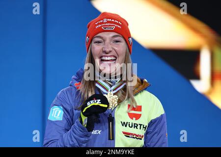 Kranjska Gora, Slovénie. 24th févr. 2023. Ski nordique : championnats du monde, saut à ski, colline normale, femmes, cérémonie de remise des prix. Katharina Althaus d'Allemagne se réjouit de sa médaille d'or. Credit: Daniel Karmann/dpa/Alay Live News Banque D'Images