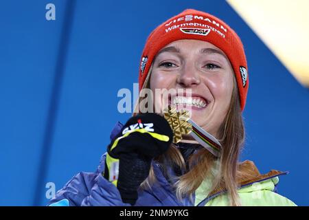 Kranjska Gora, Slovénie. 24th févr. 2023. Ski nordique : championnats du monde, saut à ski, colline normale, femmes, cérémonie de remise des prix. Katharina Althaus d'Allemagne se réjouit de sa médaille d'or. Credit: Daniel Karmann/dpa/Alay Live News Banque D'Images