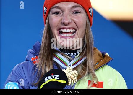 Kranjska Gora, Slovénie. 24th févr. 2023. Ski nordique : championnats du monde, saut à ski, colline normale, femmes, cérémonie de remise des prix. Katharina Althaus d'Allemagne se réjouit de sa médaille d'or. Credit: Daniel Karmann/dpa/Alay Live News Banque D'Images