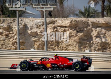 Sakhir, Bahreïn, 24th février 2023, Carlos Sainz, d'Espagne, concurrence pour la Scuderia Ferrari. Essais d'hiver, essais d'hiver du championnat de Formule 1 2023. Crédit : Michael Potts/Alay Live News Banque D'Images