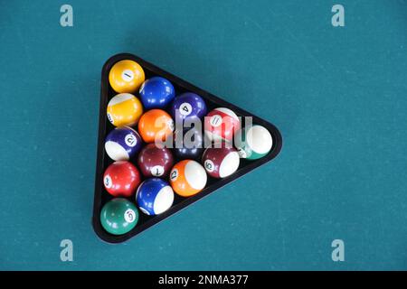 Vue de dessus des boules de billard sur la table. Banque D'Images