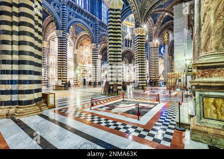 Intérieur de la cathédrale de Sienne dans le centre-ville de Sienne, Toscane, Italie. C'est un site classé au patrimoine mondial de l'UNESCO. Banque D'Images