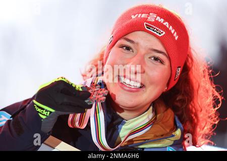 Kranjska Gora, Slovénie. 24th févr. 2023. Ski nordique : championnats du monde, combiné nordique, individuel, ski de fond, femmes, cérémonie de remise des prix. Nathalie Armbruster célèbre sa médaille d'argent. Credit: Daniel Karmann/dpa/Alay Live News Banque D'Images