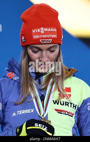 Kranjska Gora, Slovénie. 24th févr. 2023. Ski nordique : championnats du monde, saut à ski, colline normale, femmes, cérémonie de remise des prix. Katharina Althaus d'Allemagne regarde sa médaille d'or. Credit: Daniel Karmann/dpa/Alay Live News Banque D'Images