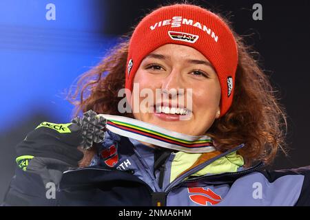 Kranjska Gora, Slovénie. 24th févr. 2023. Ski nordique : championnats du monde, combiné nordique, individuel, ski de fond, femmes, cérémonie de remise des prix. Nathalie Armbruster célèbre sa médaille d'argent. Credit: Daniel Karmann/dpa/Alay Live News Banque D'Images