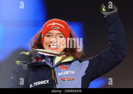 Kranjska Gora, Slovénie. 24th févr. 2023. Ski nordique : championnats du monde, combiné nordique, individuel, ski de fond, femmes, cérémonie de remise des prix. Nathalie Armbruster célèbre sa médaille d'argent. Credit: Daniel Karmann/dpa/Alay Live News Banque D'Images