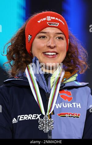 Kranjska Gora, Slovénie. 24th févr. 2023. Ski nordique : championnats du monde, combiné nordique, individuel, féminin, cérémonie de remise des prix. Nathalie Armbruster célèbre sa médaille d'argent. Credit: Daniel Karmann/dpa/Alay Live News Banque D'Images