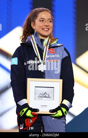 Kranjska Gora, Slovénie. 24th févr. 2023. Ski nordique : championnats du monde, combiné nordique, individuel, féminin, cérémonie de remise des prix. Nathalie Armbruster célèbre sa médaille d'argent. Credit: Daniel Karmann/dpa/Alay Live News Banque D'Images