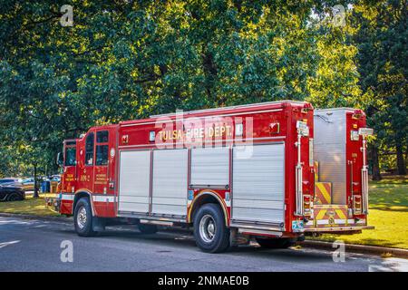 2022 09 17- Tulsa États-Unis - camion de l'unité d'intervention en cas de matériaux dangereux du service des incendies de Tulsa stationné près d'un trottoir dans un parc verdoyant - Rouge avec portes coulissantes sur le côté et m Banque D'Images