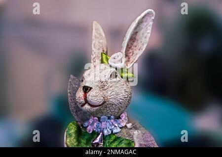 Tête et épaules de figurine de lapin de Pâques 2 - vêtu de vêtements brillants - arrière-plan abstrait flou et espace pour la copie Banque D'Images