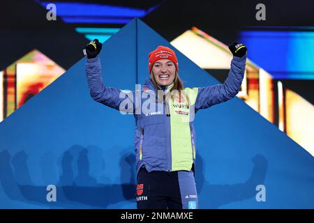 Kranjska Gora, Slovénie. 24th févr. 2023. Ski nordique : championnats du monde, saut à ski, colline normale, femmes, cérémonie de remise des prix. Katharina Althaus, de l'Allemagne, est acclamé lors de la cérémonie de remise des prix. Credit: Daniel Karmann/dpa/Alay Live News Banque D'Images