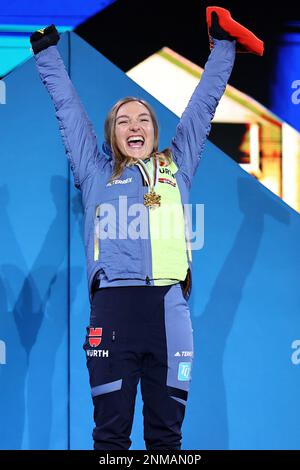 Kranjska Gora, Slovénie. 24th févr. 2023. Ski nordique : championnats du monde, saut à ski, colline normale, femmes, cérémonie de remise des prix. Katharina Althaus d'Allemagne célèbre sa médaille d'or. Credit: Daniel Karmann/dpa/Alay Live News Banque D'Images