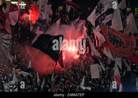 FRANCFORT - Eintracht Francfort supporters lors du match de l'UEFA Champions League Round de 16 entre Eintracht Frankfurt et SSC Napoli au stade Bank Park en Allemagne sur 21 février 2023 à Francfort-sur-le-main, en Allemagne. AP | Dutch Height | GERRIT OF COLOGNE Credit: ANP/Alay Live News Banque D'Images