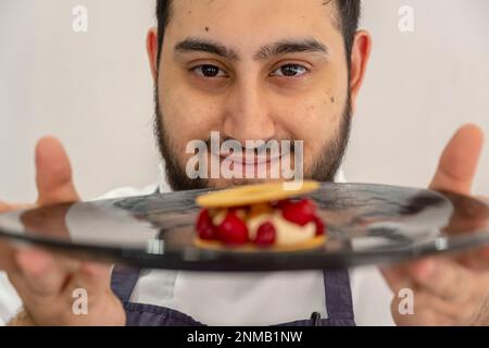 Perttola Harvey, chef de l'opération Maribel, restaurant, montrant l'assiette de foie gras de canard aux framboises, 6 Pl Brindley, Birmingham, Angleterre Banque D'Images