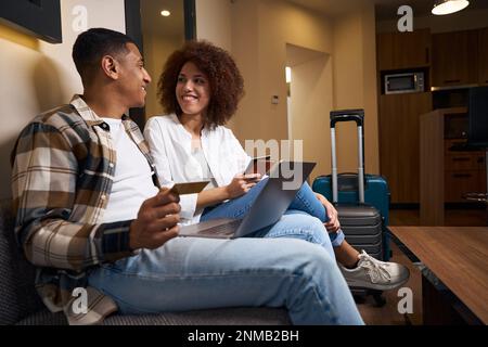 Guy et sa petite amie sont assis sur le canapé Banque D'Images