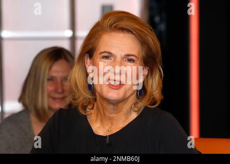 L'auteur Dorothee Roehrig assiste au „3 après 9“ Talk Show on 24 février 2023 aux studios de radio Bremen à Brême, Allemagne. Dorothee Roehrig zu Gast soit Banque D'Images