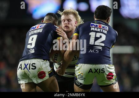 Leeds, Royaume-Uni. 24th févr. 2023. Brad Fash #13 de Hull FC est abordé par Kruise Leeming #9 de Leeds Rhinos et Rhyse Martin #12 de Leeds Rhinos lors du match Betfred Super League Round 2 Leeds Rhinos vs FC Hull au Headingley Stadium, Leeds, Royaume-Uni, 24th février 2023 (photo de James Heaton/News Images) À Leeds, Royaume-Uni, le 2/24/2023. (Photo de James Heaton/News Images/Sipa USA) crédit: SIPA USA/Alay Live News Banque D'Images