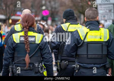 Défilé du lundi de la rose à Düsseldorf, carnaval de rue, officiers de l'ordre public, Banque D'Images