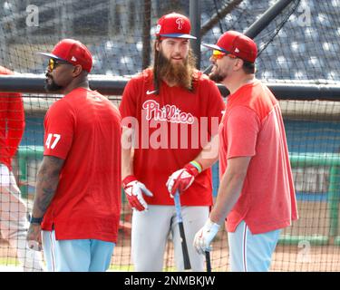 Clearwater, Floride, États-Unis. 24th févr. 2023. Philadelphie Phillies a quitté le terrain Brandon Marsh (16) et le terrain gauche Kyle Schwarber (12), parle de la cage de batting pendant les entraînements de printemps au BayCare Ballpark. (Credit image: © David G. McIntyre/ZUMA Press Wire) USAGE ÉDITORIAL SEULEMENT! Non destiné À un usage commercial ! Crédit : ZUMA Press, Inc./Alay Live News Banque D'Images