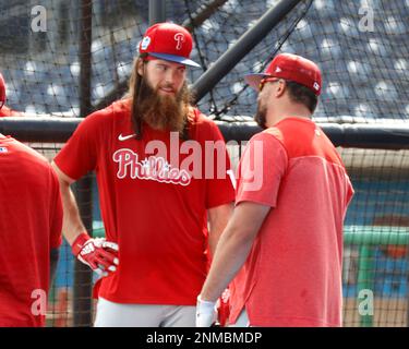 Clearwater, Floride, États-Unis. 24th févr. 2023. Philadelphie Phillies a quitté le terrain Brandon Marsh (16) et le terrain gauche Kyle Schwarber (12), parle de la cage de batting pendant les entraînements de printemps au BayCare Ballpark. (Credit image: © David G. McIntyre/ZUMA Press Wire) USAGE ÉDITORIAL SEULEMENT! Non destiné À un usage commercial ! Crédit : ZUMA Press, Inc./Alay Live News Banque D'Images