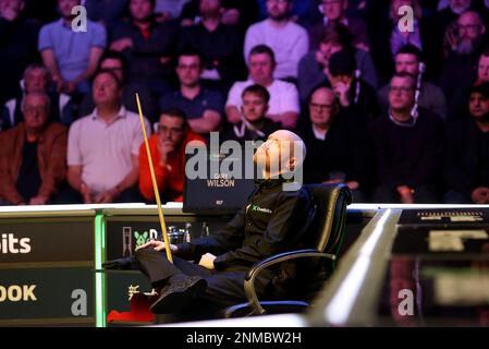 24th février 2023; Aldersley Leisure Village, Wolverhampton, Angleterre: 2023 Dualit Players Championship, jour 5; Gary Wilson regarde le toit pendant son match contre Kyren Wilson Credit: Action plus Sports Images/Alay Live News Banque D'Images