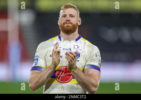 Huddersfield, Royaume-Uni. 24th févr. 2023. Joe Bullock #19 de Warrington Wolves applaudit le voyage pendant le match de la Super League Round 2 de Betfred Huddersfield Giants vs Warrington Wolves au stade John Smith, Huddersfield, Royaume-Uni, 24th février 2023 (photo de Mark Cosolve/News Images) à Huddersfield, Royaume-Uni, le 2/24/2023. (Photo de Mark Cosgrove/News Images/Sipa USA) crédit: SIPA USA/Alay Live News Banque D'Images