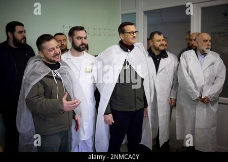 Kiev, Ukraine. 24th févr. 2023. Le président ukrainien Volodymyr Zelenskyy, à gauche, et le Premier ministre polonais Mateusz Morawiecki, au centre, visitent un hôpital militaire à l'occasion du 1st anniversaire de l'invasion russe sur la place Sainte-Sophie, à 24 février 2023, à Kiev, en Ukraine. Crédit: Pool photo/Bureau de presse présidentiel ukrainien/Alamy Live News Banque D'Images