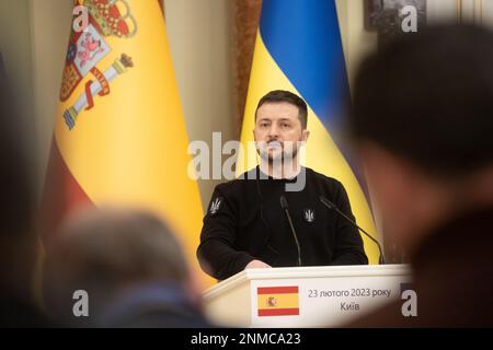 Kiev, Ukraine. 23rd févr. 2023. Le président ukrainien Volodymyr Zelenskyy écoute une question lors d'une conférence de presse conjointe avec le Premier ministre polonais Mateusz Morawiecki au Palais Mariinsky, à 24 février 2023, à Kiev, en Ukraine. Morawiecki s'est rendu à l'occasion du 1st anniversaire de l'invasion russe de l'Ukraine. Crédit: Pool photo/Bureau de presse présidentiel ukrainien/Alamy Live News Banque D'Images