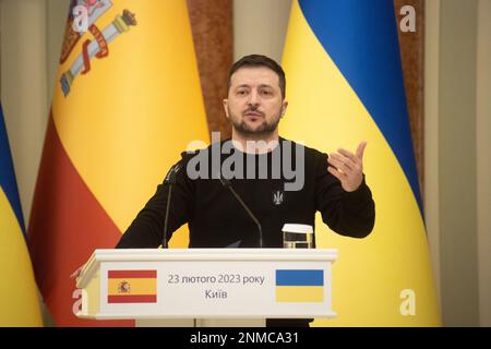 Kiev, Ukraine. 23rd févr. 2023. Le président ukrainien Volodymyr Zelenskyy répond à une question lors d’une conférence de presse conjointe avec le Premier ministre polonais Mateusz Morawiecki au Palais Mariinsky, à 24 février 2023, à Kiev, en Ukraine. Morawiecki s'est rendu à l'occasion du 1st anniversaire de l'invasion russe de l'Ukraine. Crédit: Pool photo/Bureau de presse présidentiel ukrainien/Alamy Live News Banque D'Images