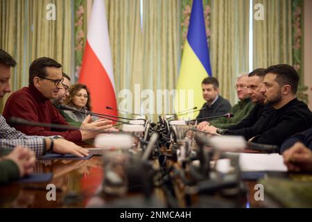 Kiev, Ukraine. 24th févr. 2023. Le président ukrainien Volodymyr Zelenskyy, à droite, tient une réunion bilatérale élargie avec le Premier ministre polonais Mateusz Morawiecki, à gauche, et des délégués au Palais Mariinsky, à 24 février 2023, à Kiev, en Ukraine. Morawiecki s'est rendu à l'occasion du 1st anniversaire de l'invasion russe de l'Ukraine. Crédit: Pool photo/Bureau de presse présidentiel ukrainien/Alamy Live News Banque D'Images