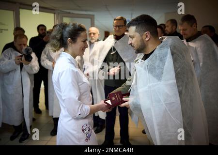 Kiev, Ukraine. 24th févr. 2023. Le président ukrainien Volodymyr Zelenskyy, à droite, remet une médaille à une infirmière en tant que Premier ministre polonais Mateusz Morawiecki, au centre, lors d'une visite à un hôpital militaire le 1st anniversaire de l'invasion russe, 24 février 2023 à Kiev, en Ukraine. Crédit: Pool photo/Bureau de presse présidentiel ukrainien/Alamy Live News Banque D'Images